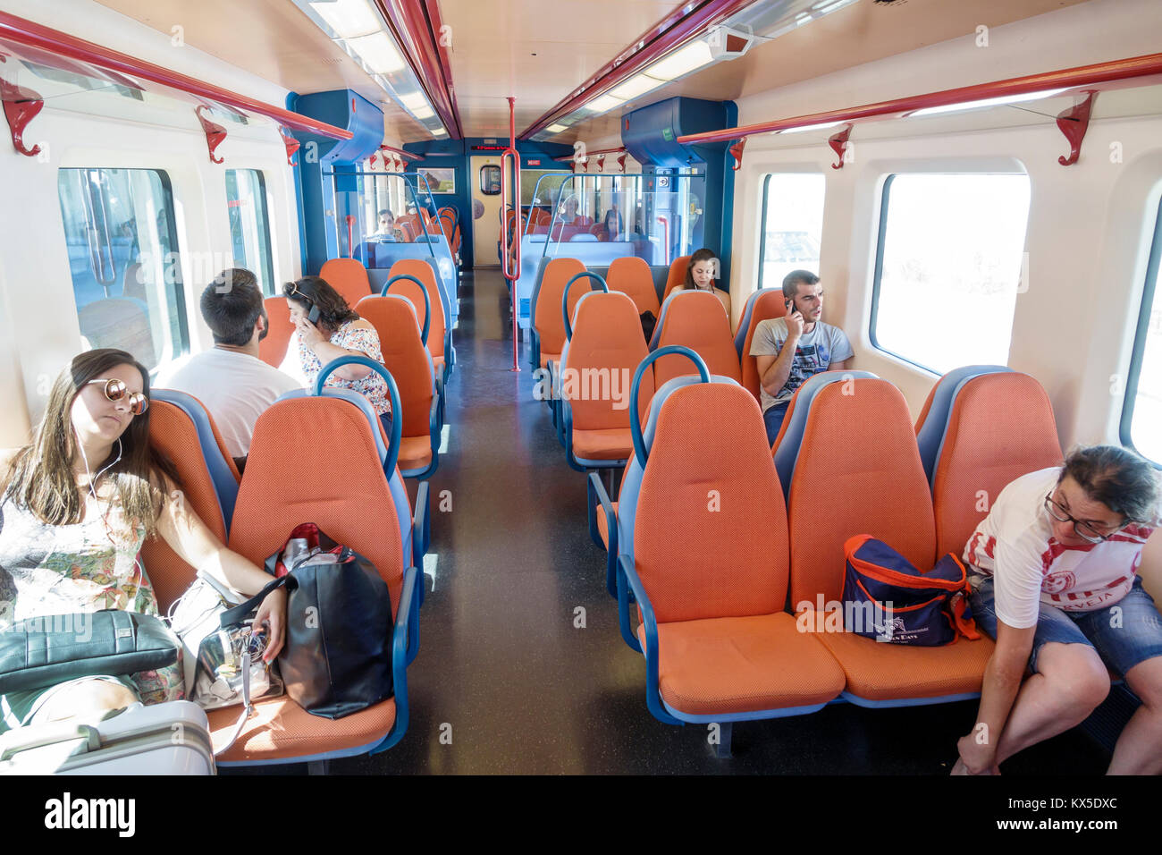 Coimbra Portugal,Coimbra B,Comboios de Portugal,ferrovia,treno locale,interno,posti,passeggeri passeggeri piloti,cavalieri,donna donna donna donna donna donna,uomo uomo m Foto Stock