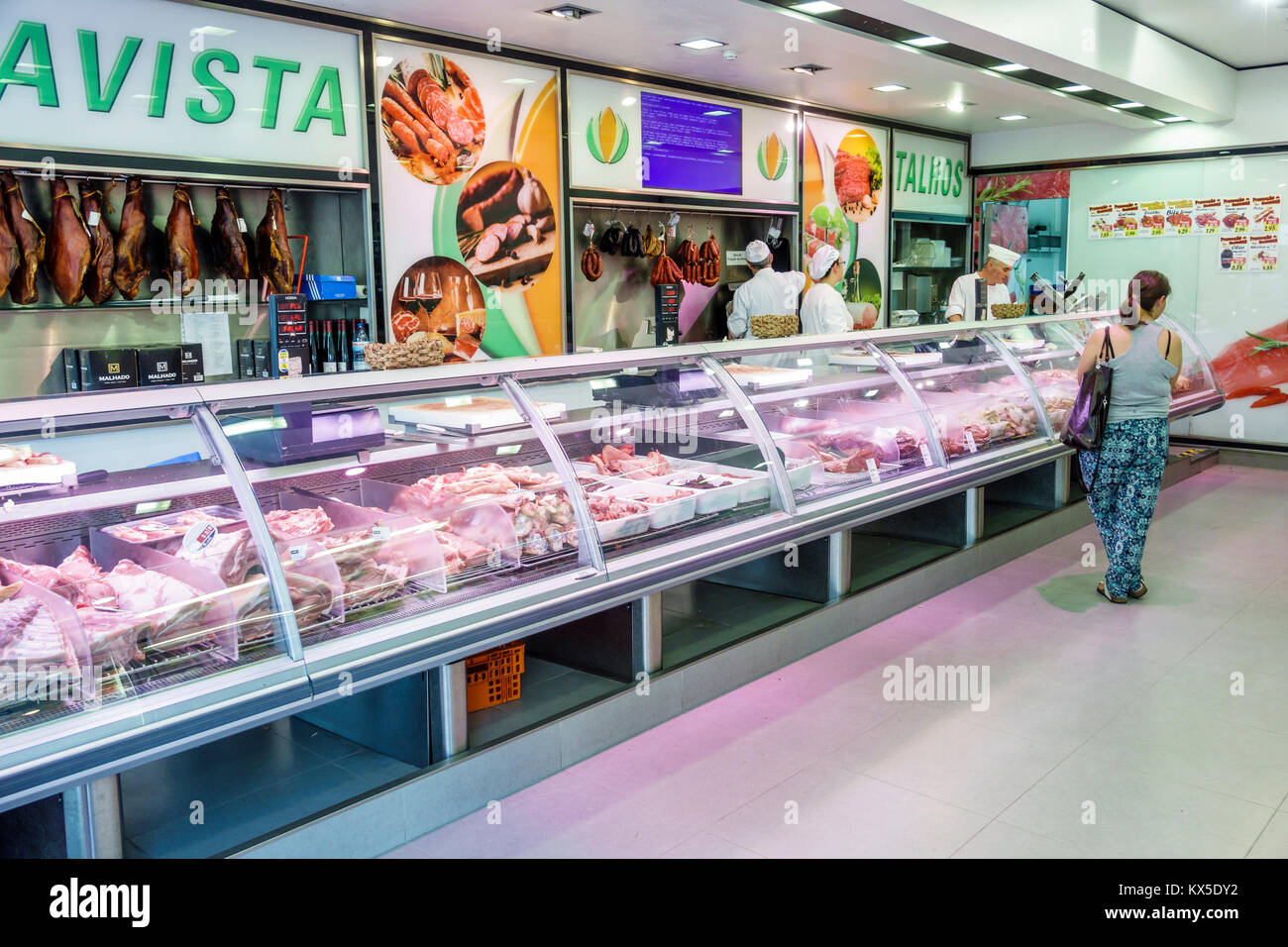 Coimbra Portugal, centro storico, Talhos Boavista, macelleria, carni, custodia refrigerata, banco, interno interno, ispanico, immigrati immigrati, Por Foto Stock