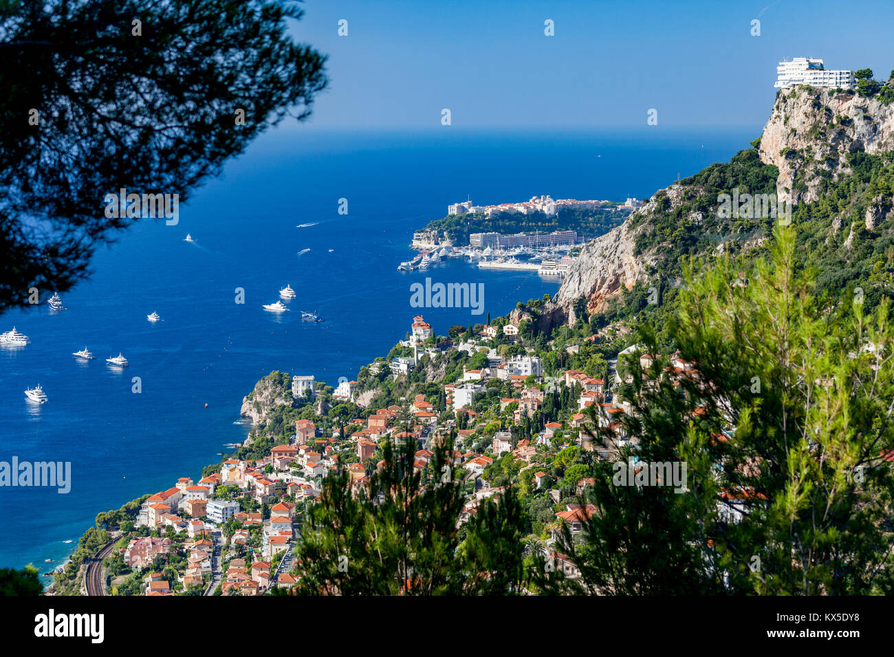 Ampia vista di Roquebrune Cap Martin e colline circostanti che mostra il mare blu e yacht Foto Stock
