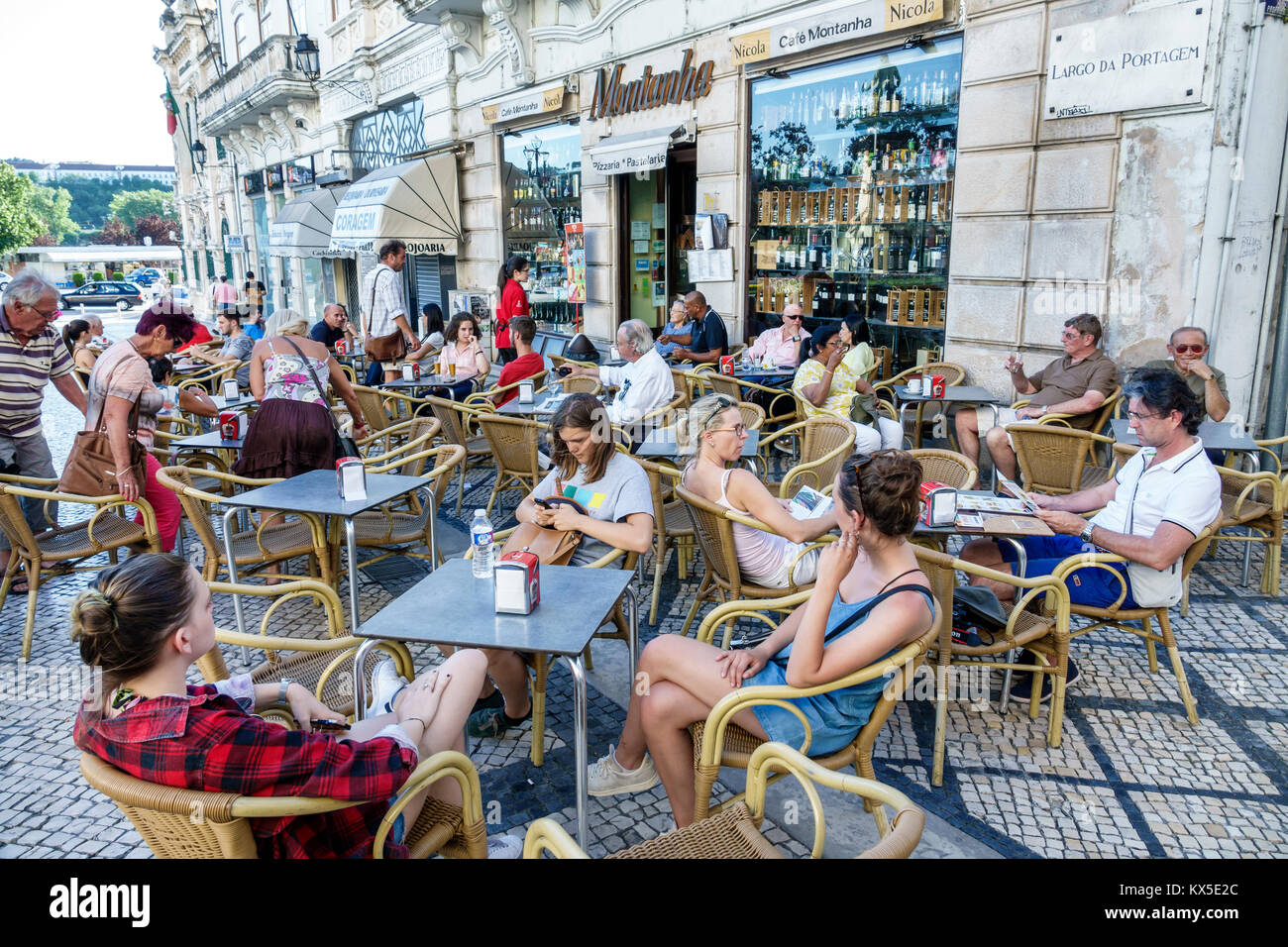 Coimbra Portugal, centro storico, Largo da Portagem, piazza principale, Cafe Montanha, ristorante ristoranti, cibo, caffè, al fresco, marciapiede fuori Foto Stock
