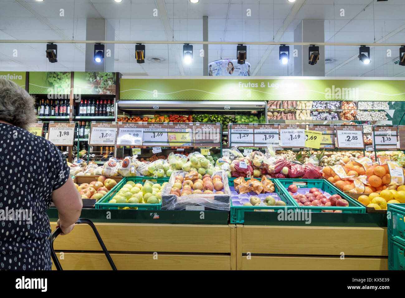 Coimbra Portogallo,centro storico,Mini Paco,supermercato,negozio di alimentari,shopping shopper shopping negozi di mercato mercati di mercato di acquisto di vendita,r Foto Stock