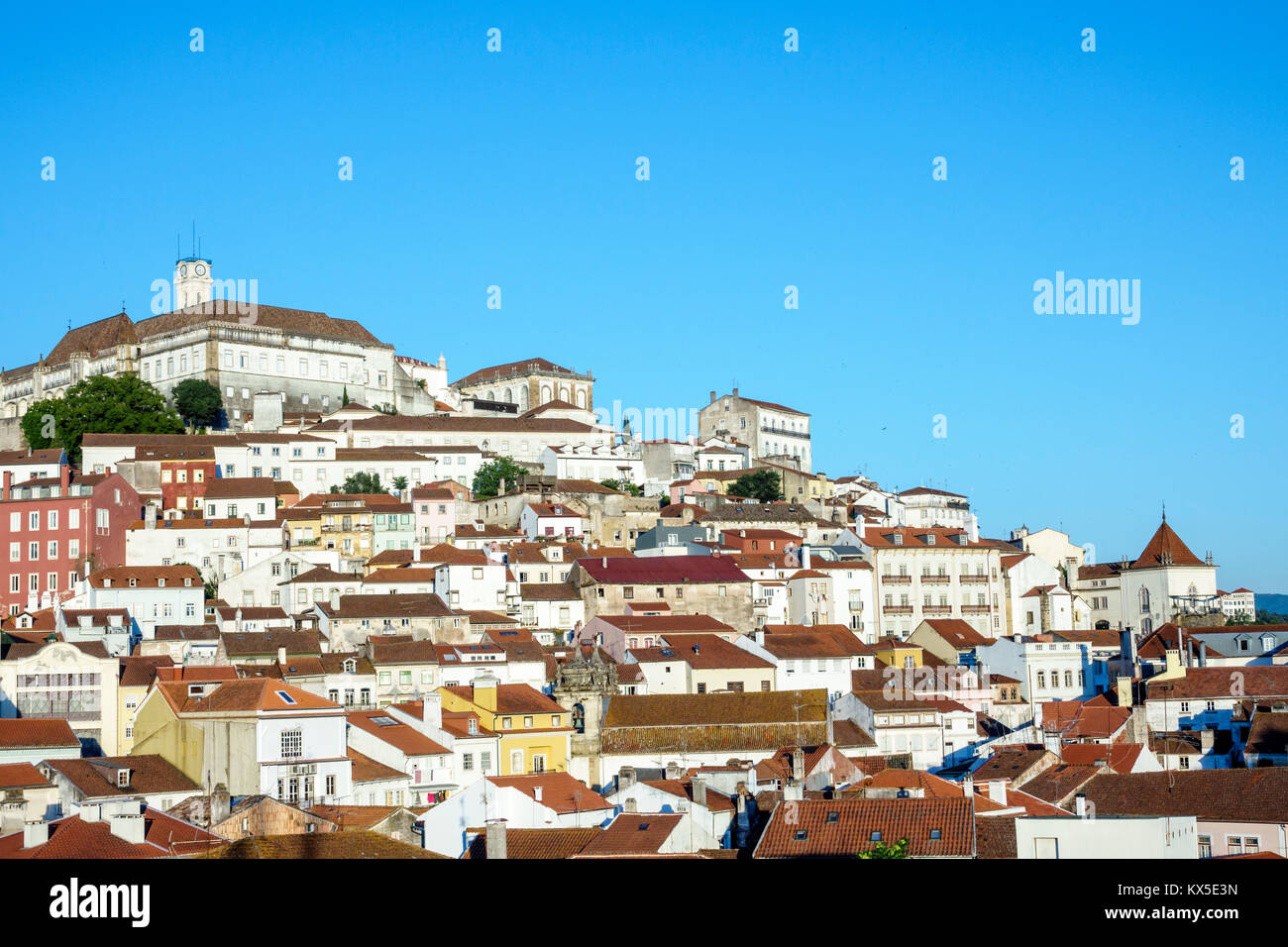 Coimbra Portogallo,centro storico,alta,Uptown,Università di Coimbra,skyline della città,edifici,collina,tetti,ispanici,immigrati immigrati,Portoghese,P. Foto Stock