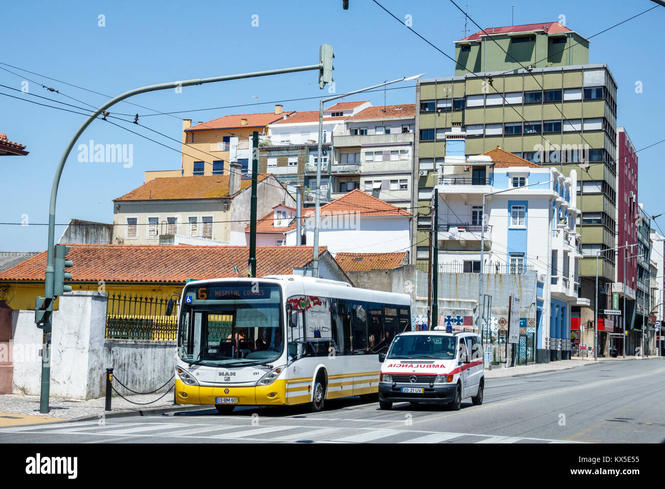 Coimbra Portugal,centro storico,Avenida Fernao de Magalhaes,incrocio,semaforo,autobus,ambulanza,fermata,edifici,strada,ispanico,immi immigranti Foto Stock