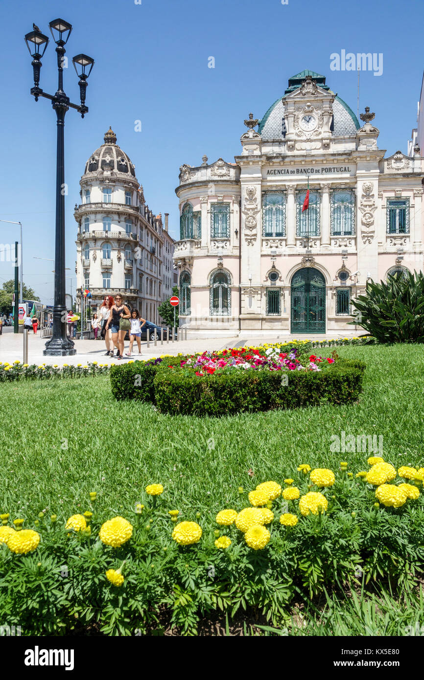 Coimbra Portugal,centro storico,Largo da Portagem,piazza principale,Banco de Portugal,esterno,facciata,Astoria Hotel,1926,punto di riferimento,Adaes Bermudes,ar Foto Stock