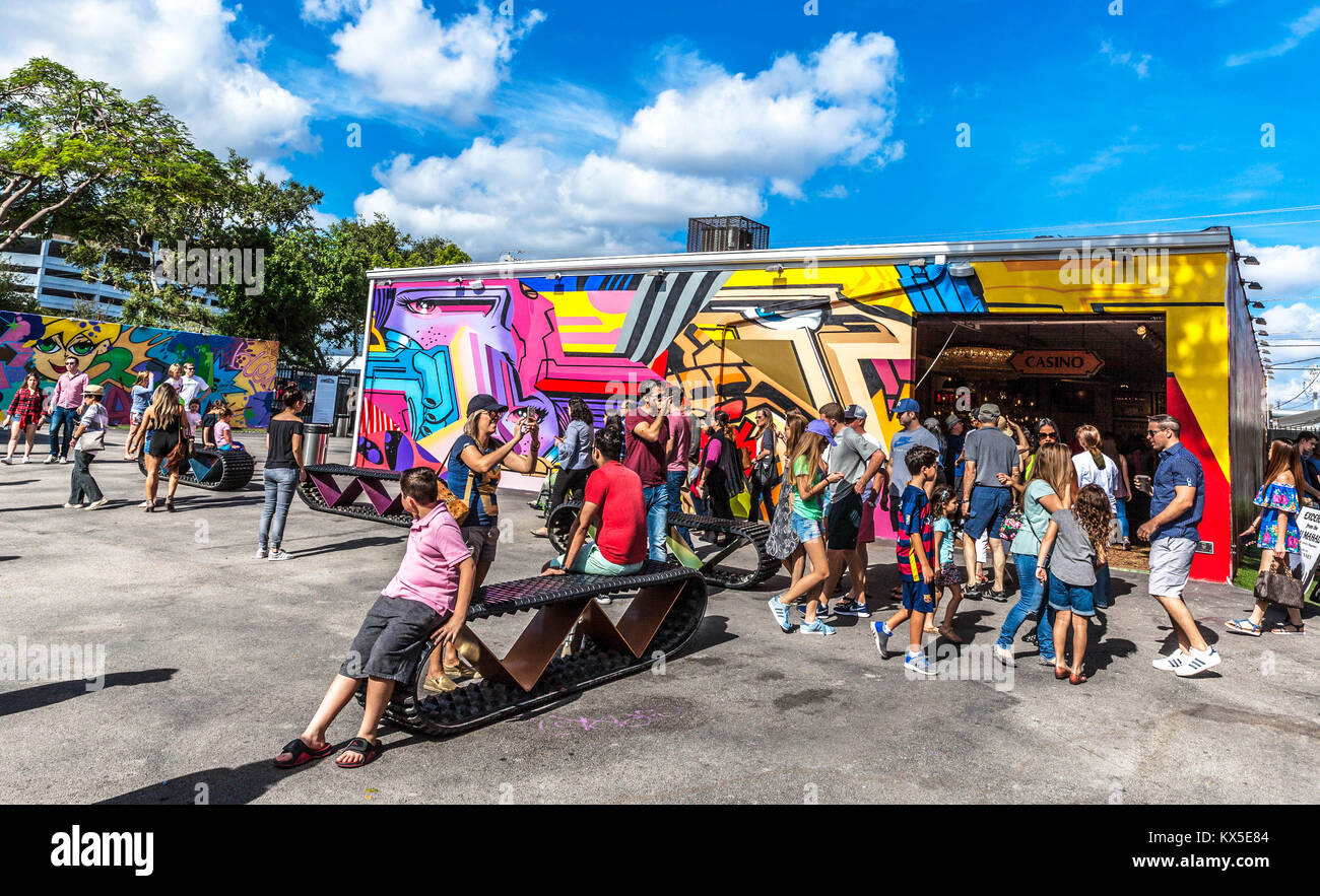 Visitatori al Wynwood Walls, al Wynwood Art District, Miami, Florida, USA. Foto Stock