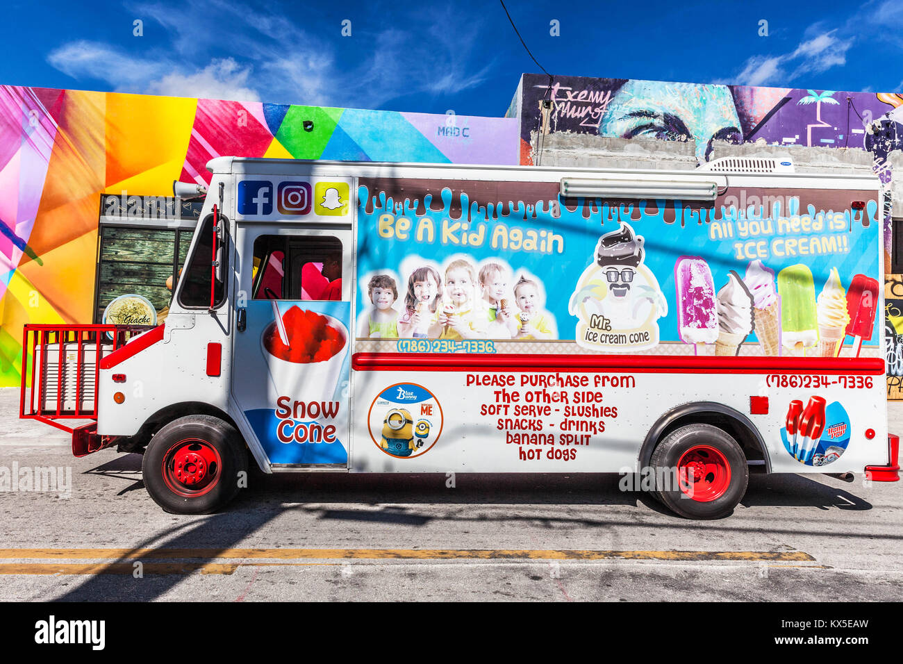 Vista laterale di un furgone gelato, quartiere Wynwood, Miami, Florida, Stati Uniti. Foto Stock