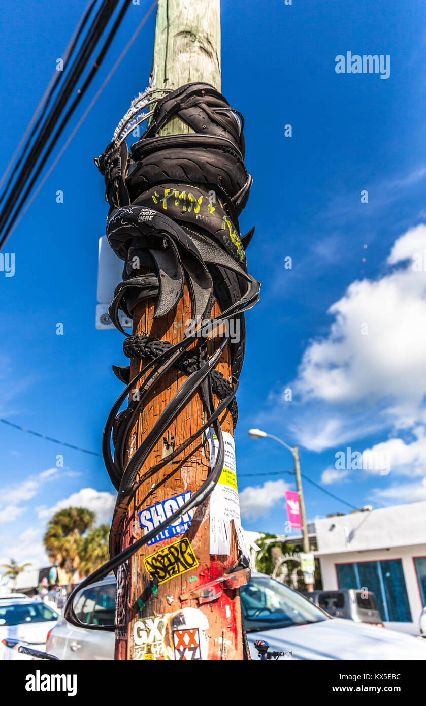 Tubi interni per biciclette avvolti intorno a un palo di legno, Wynwood Art District, Miami, Florida, USA. Foto Stock