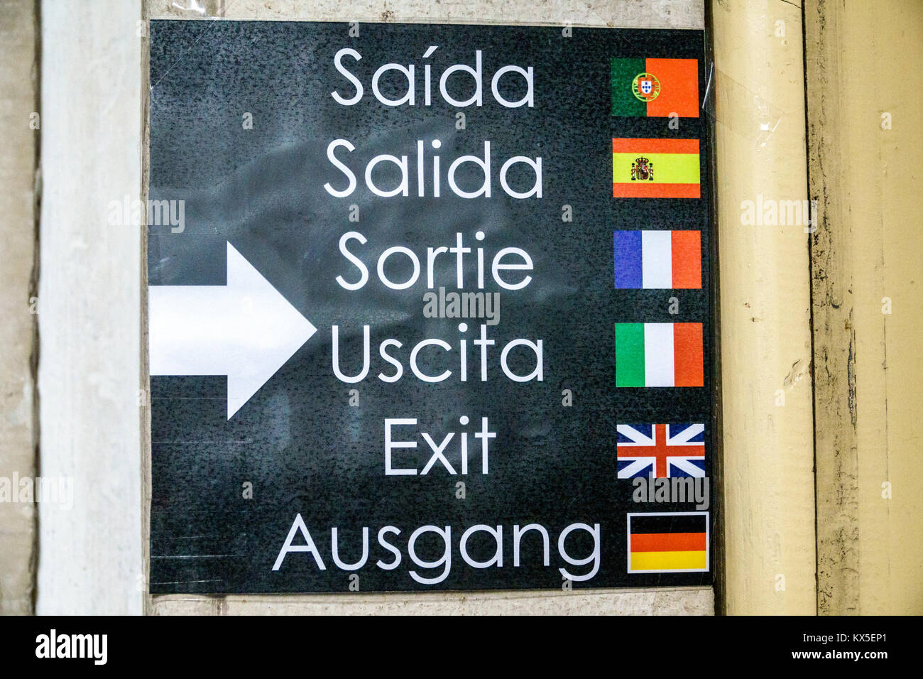 Coimbra Portugal,Università di Coimbra,Universidade de Coimbra,Museu da Ciencia,Museo della Scienza,cartello,uscita,lingue,Spagnolo,Portoghese,Francese,Italiano,E. Foto Stock