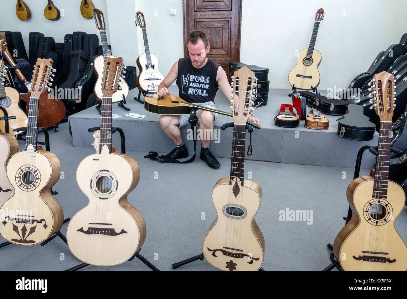 Porto Portugal,Casa da Guitarra,chitarre,negozio,strumenti musicali tradizionali,uomo maschio,tuning,acustica,Viola Alentejana,Viola Beiroa,12 archi,di Foto Stock