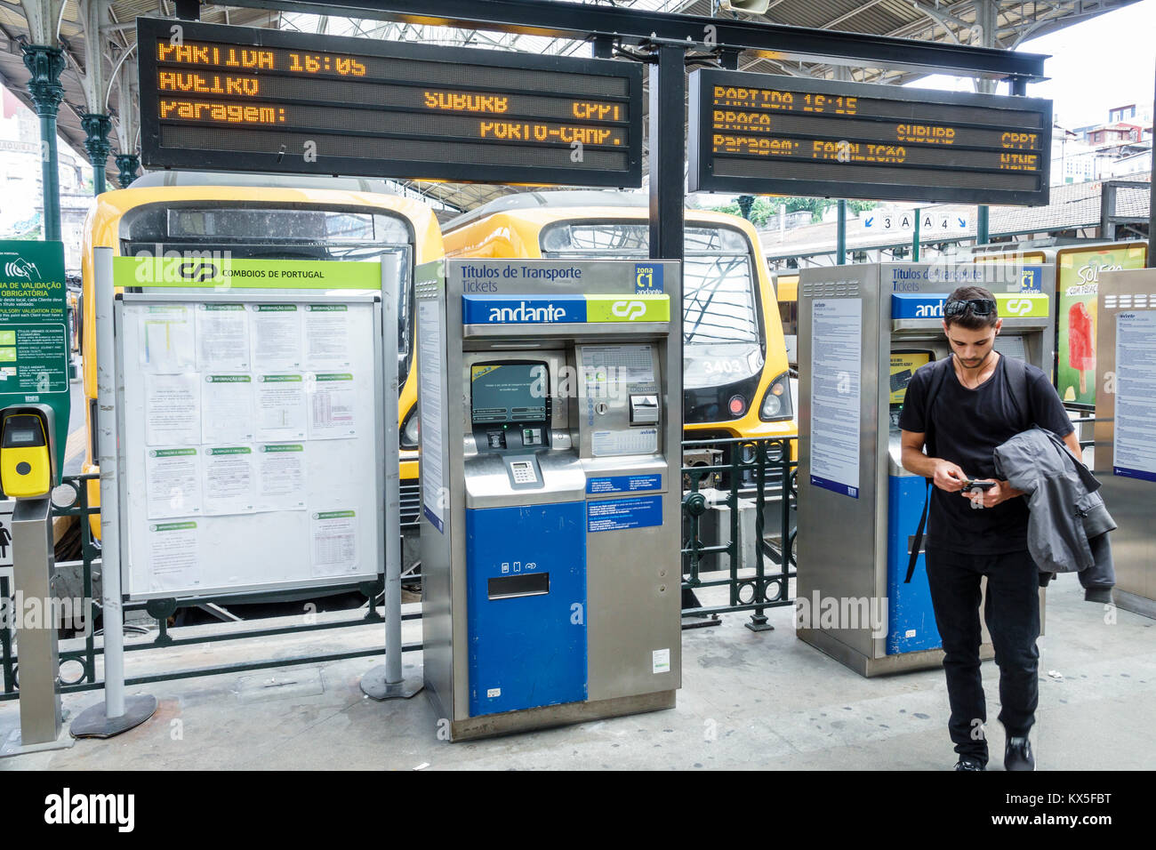 Porto Portogallo,centro storico,Sao Bento,stazione ferroviaria,treno,piattaforma,pista,partenza dal vivo,Andante,distributore di biglietti,latino ispanico Foto Stock