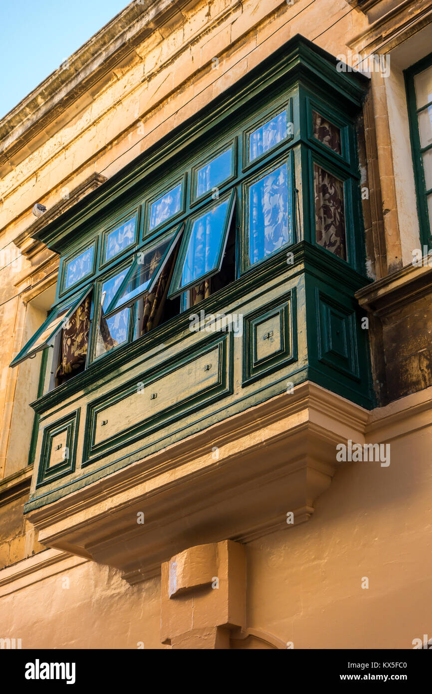 Scena di strada con Gallarija, tipico balcone in legno di La Valletta, capitale europea della cultura nel 2018, Malta, Europa Foto Stock