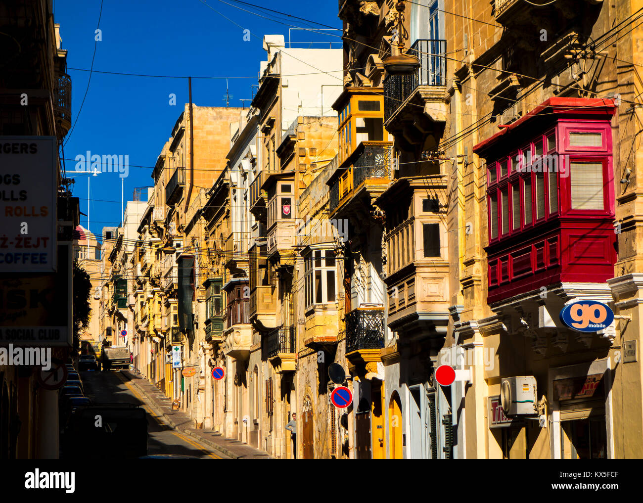 Scena di strada a La Valletta, la capitale europea della cultura nel 2018, Malta, Europa Foto Stock