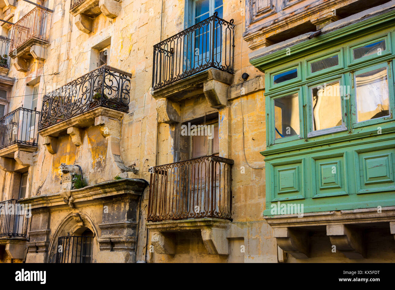 Scena di strada con Gallarija, tipico balcone in legno di La Valletta, capitale europea della cultura nel 2018, Malta, Europa Foto Stock