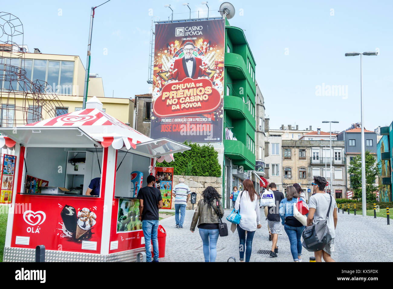 Porto Portogallo,Trindade,Rua do Alferes Malheiro,strada pedonale,chiosco gelato,adulti donna donna donna donna donna donna donna donna donna donna donna donna donna donna donna donna donna donna donna donna donna,uomo uomo uomo maschio,camminare,affissioni, Foto Stock