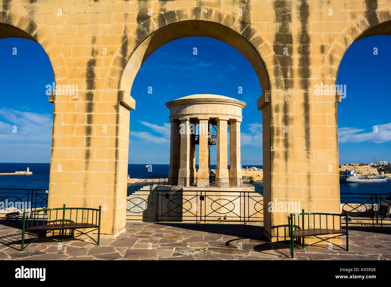 Assedio bell war memorial a Giardini Barrakka de La Valletta, la capitale europea della cultura nel 2018, Malta, Europa Foto Stock
