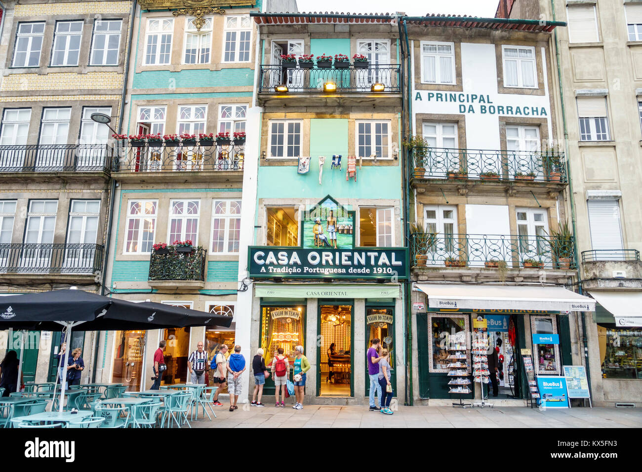 Porto Portogallo,centro storico,negozi,edifici,Casa Oriental,facciata,insegna,alimentari tradizionali portoghesi,prodotti tipici,condominio residenziale Foto Stock