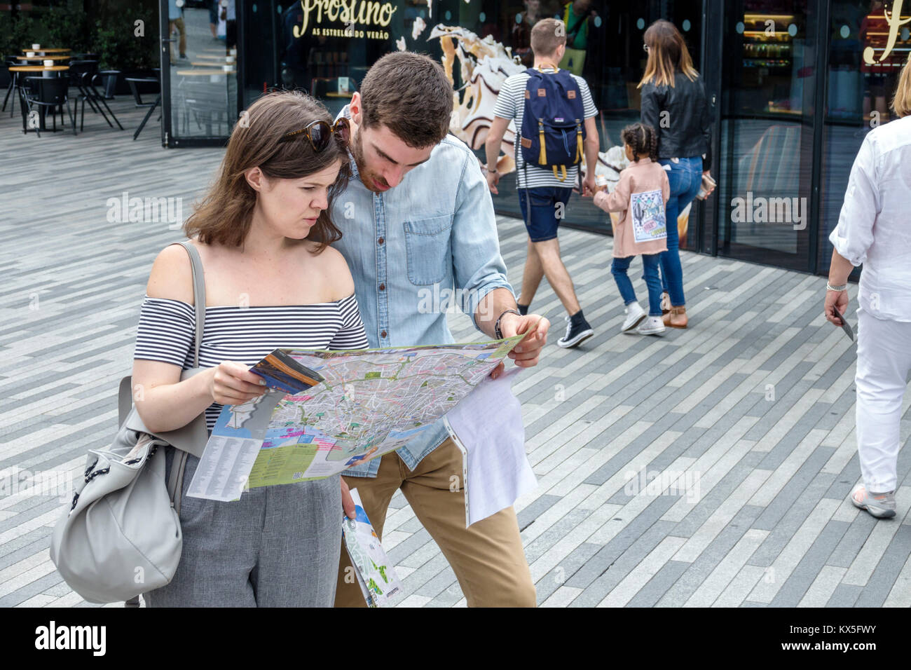 Porto Portogallo,centro storico,Praca de Lisboa,shopping shopper shopping shopping negozi mercati di mercato acquisti di vendita, negozio al dettaglio negozi business busin Foto Stock