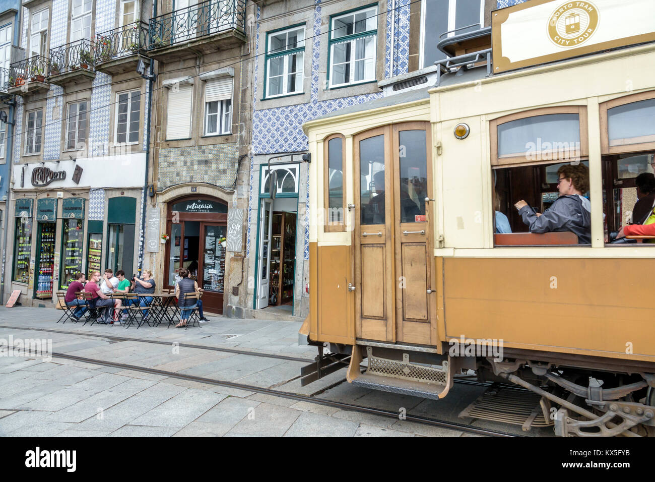 Porto Portogallo,Baixa,centro storico,Rua da Assuncao,trolley,appartamenti residenziali,ispanici,immigrati immigrati,portoghese,PT170707076 Foto Stock