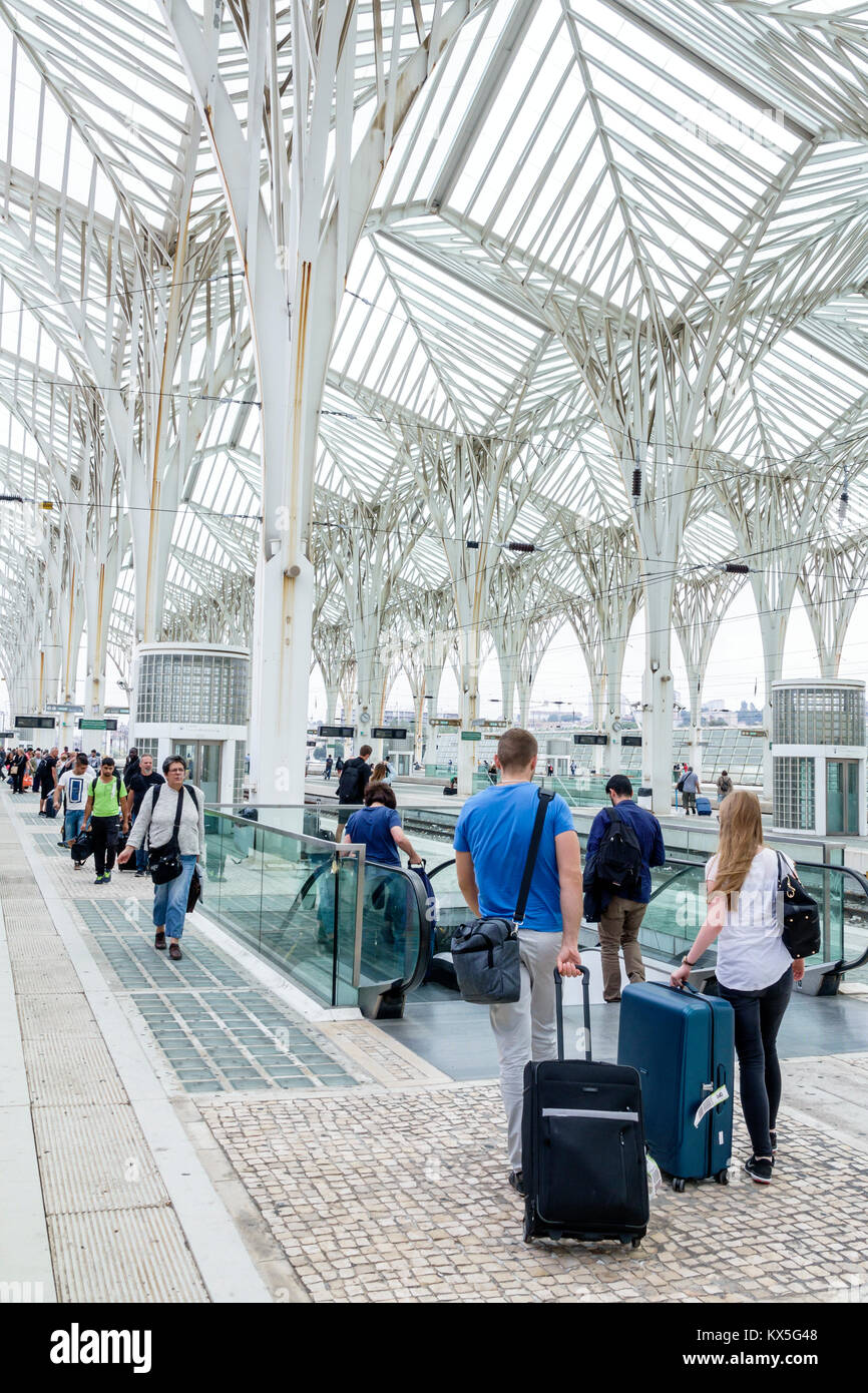 Lisbona Portogallo,Oriente,Ferrovia,Stazione di trasporto intermodale,terminal dei treni,uomo uomo maschio,donna donna donna donna donna donna,bagagli,copertura reticolare in metallo,architettura,S Foto Stock