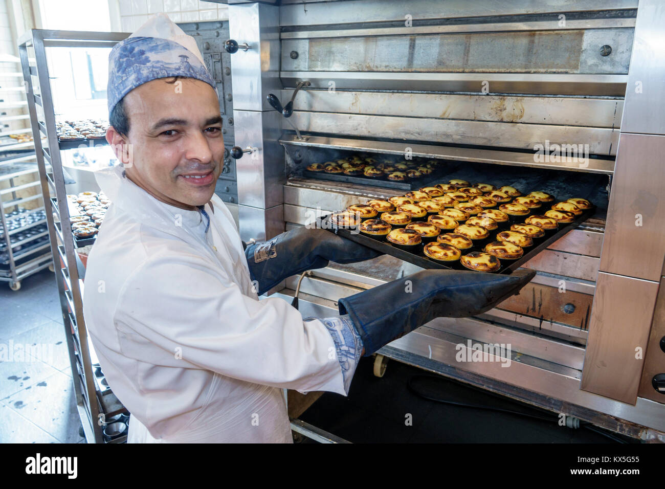 Lisbona Portogallo, centro storico, Praca dos Restauradores, Fabrica da Nata, negozio di crostata, specialità locali, tradizionale, ispanico, immigrati immigrati, ma Foto Stock