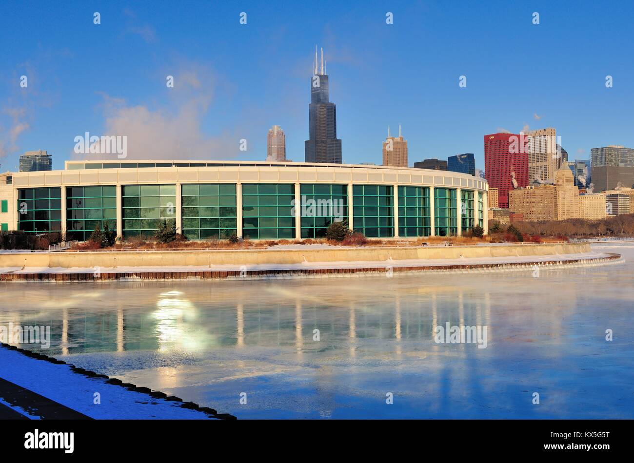 Chicago, Illinois, Stati Uniti. Venti e freddo amaro con fattori di raffreddamento del vento superiori a meno 20 gradi hanno creato vapore nel lago Michigan. Foto Stock