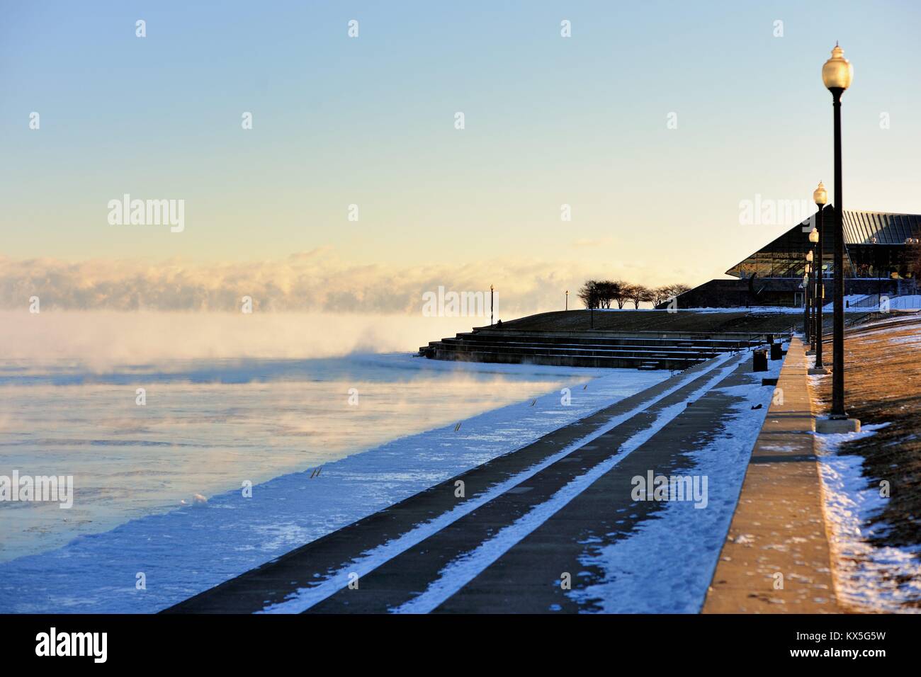 Vento e freddo pungente con wind chill fattori superiore a meno 20 gradi creato vapore sopra il ghiaccio formatosi nel lago Michigan. Chicago, Illinois, Stati Uniti d'America. Foto Stock