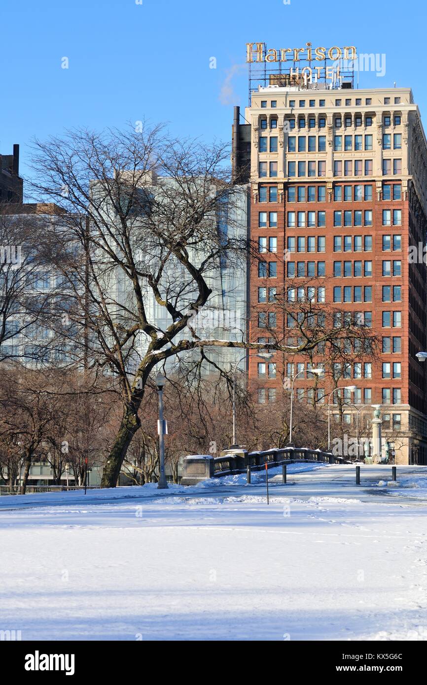 Coperte di neve Grant Park a seguito di una tempesta di neve con la Harrison Hotel in background. Chicago, Illinois, Stati Uniti d'America. Foto Stock