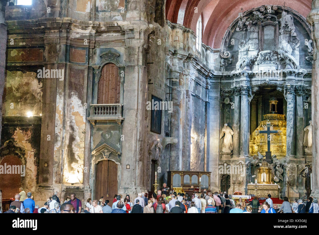 Lisbona Portogallo,Rossio,centro storico,Igreja de Sao Domingos,Monumento Nazionale,interno,Chiesa cattolica,religione,messa,Celebrazione eucaristica, Foto Stock