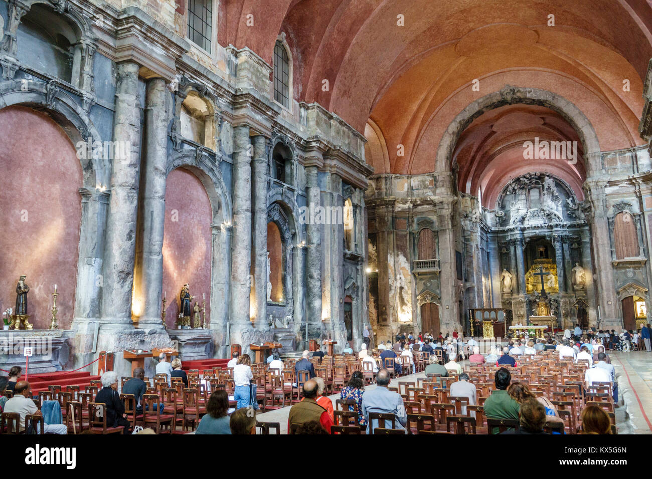Lisbona Portogallo,Rossio,centro storico,Igreja de Sao Domingos,Monumento Nazionale,interno,Chiesa cattolica,religione,messa,Celebrazione eucaristica, Foto Stock