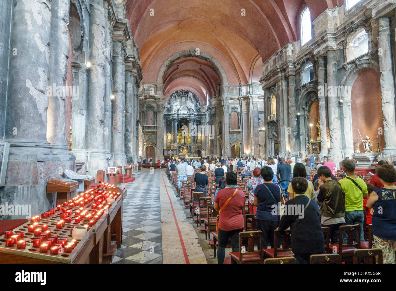 Lisbona Portogallo,Rossio,centro storico,Igreja de Sao Domingos,Monumento Nazionale,interno,Chiesa cattolica,religione,messa,Celebrazione eucaristica, Foto Stock