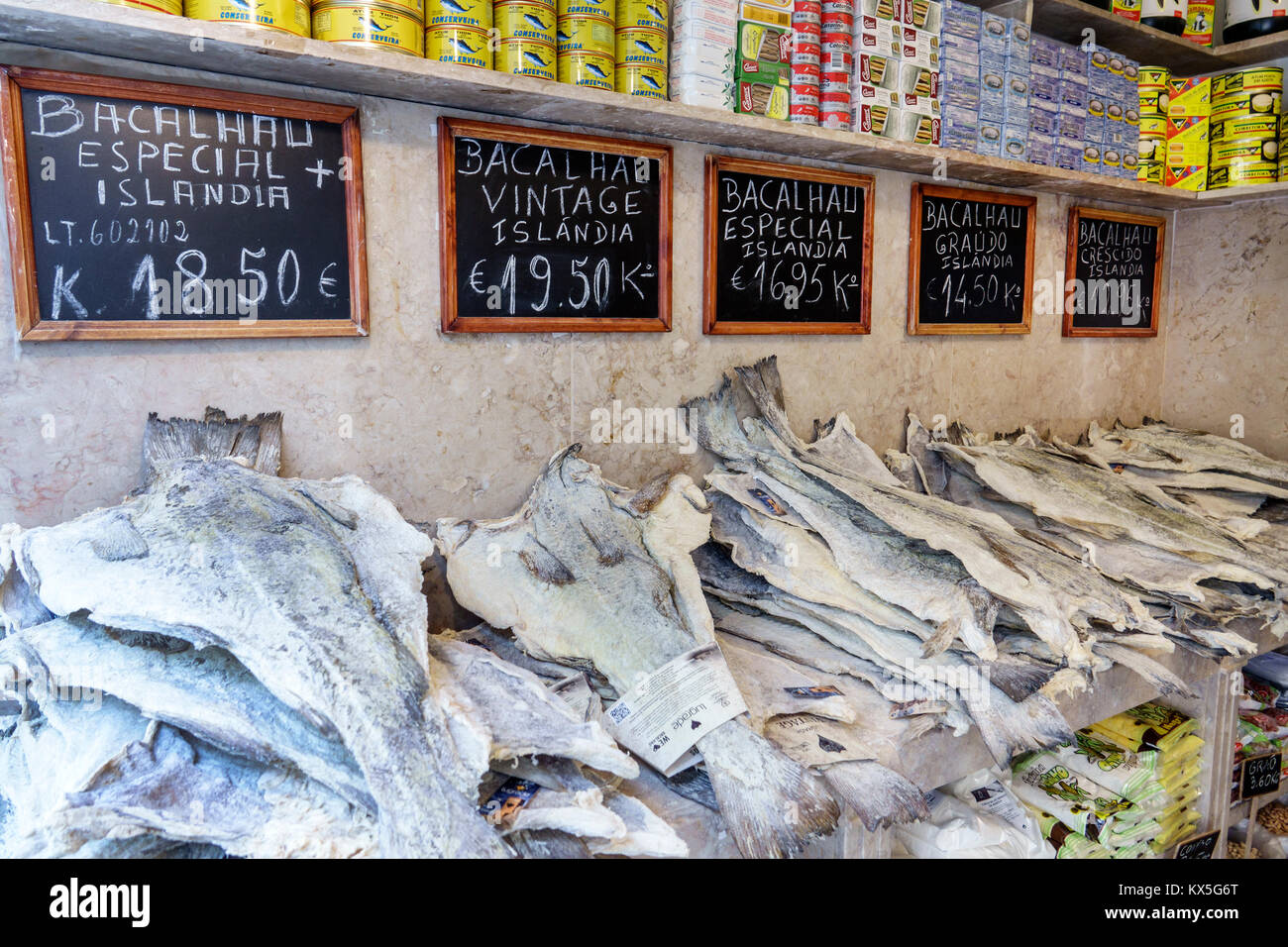 Lisbona Portogallo,Rossio,centro storico,Mercado da Figueira,mercato,generi alimentari,shopping shopper shopping shopping negozi mercato mercati mercato acquisti sel Foto Stock