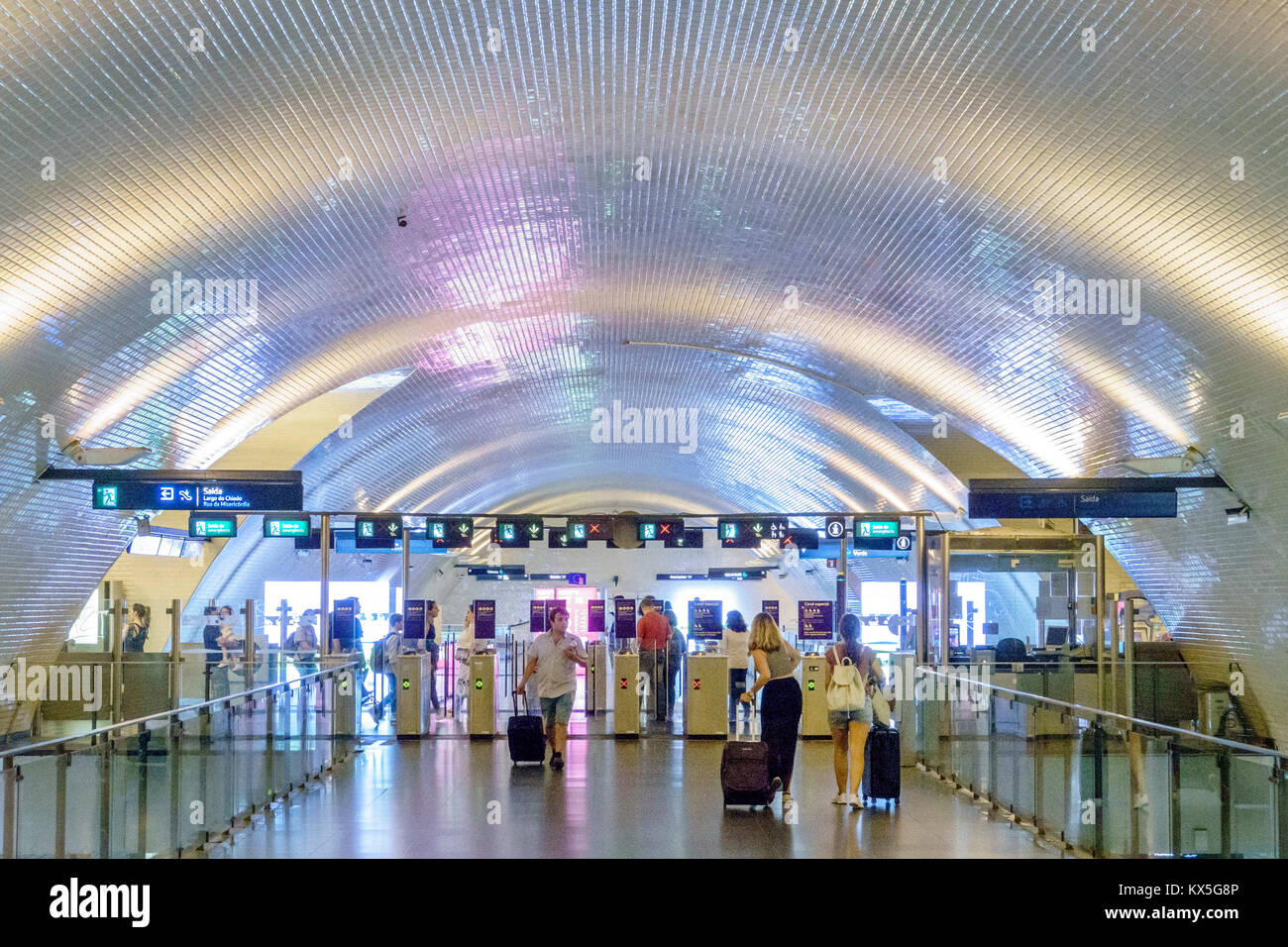Lisbona Portogallo, Baixa-Chiado, Metro Lisboa, trasporto di massa, metropolitana, stazione, atrio, piattaforma, passeggeri passeggeri motociclisti, vista dall'alto, ispanico, immigra Foto Stock