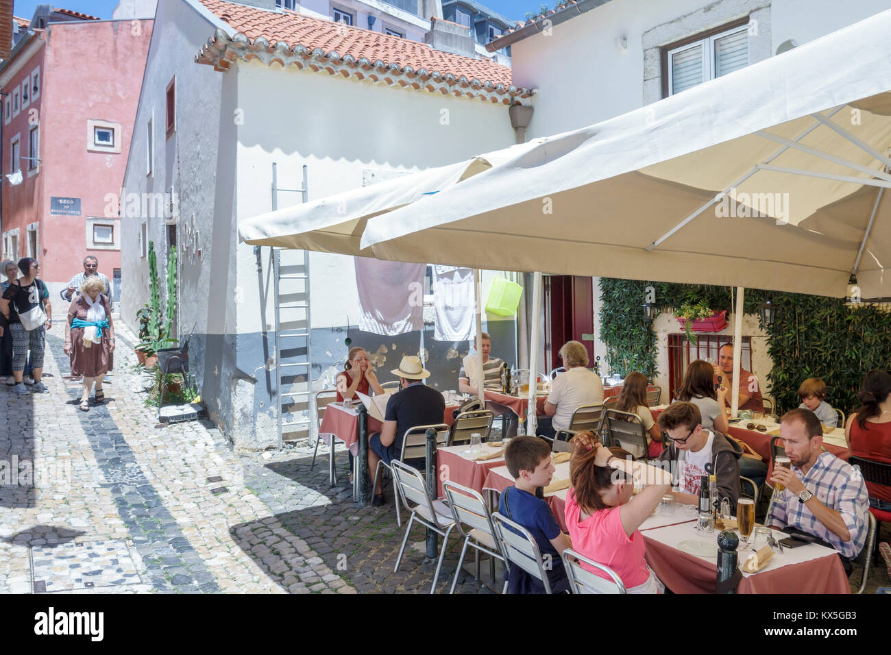 Lisbona Portogallo,Alfama,quartiere storico,quartiere dei pescatori,ristoranti ristoranti ristorazione caffè bistrot,al fresco,marciapiede fuori Foto Stock