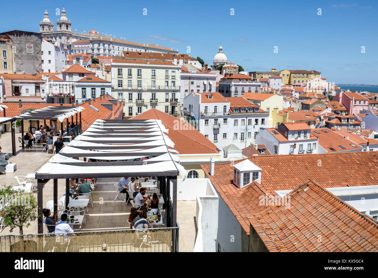 Lisbona Portogallo,Alfama,quartiere storico,Miradouro das Portas do Sol,terrazza panoramica,vista,skyline,tetti,residenze,appartamento buil Foto Stock