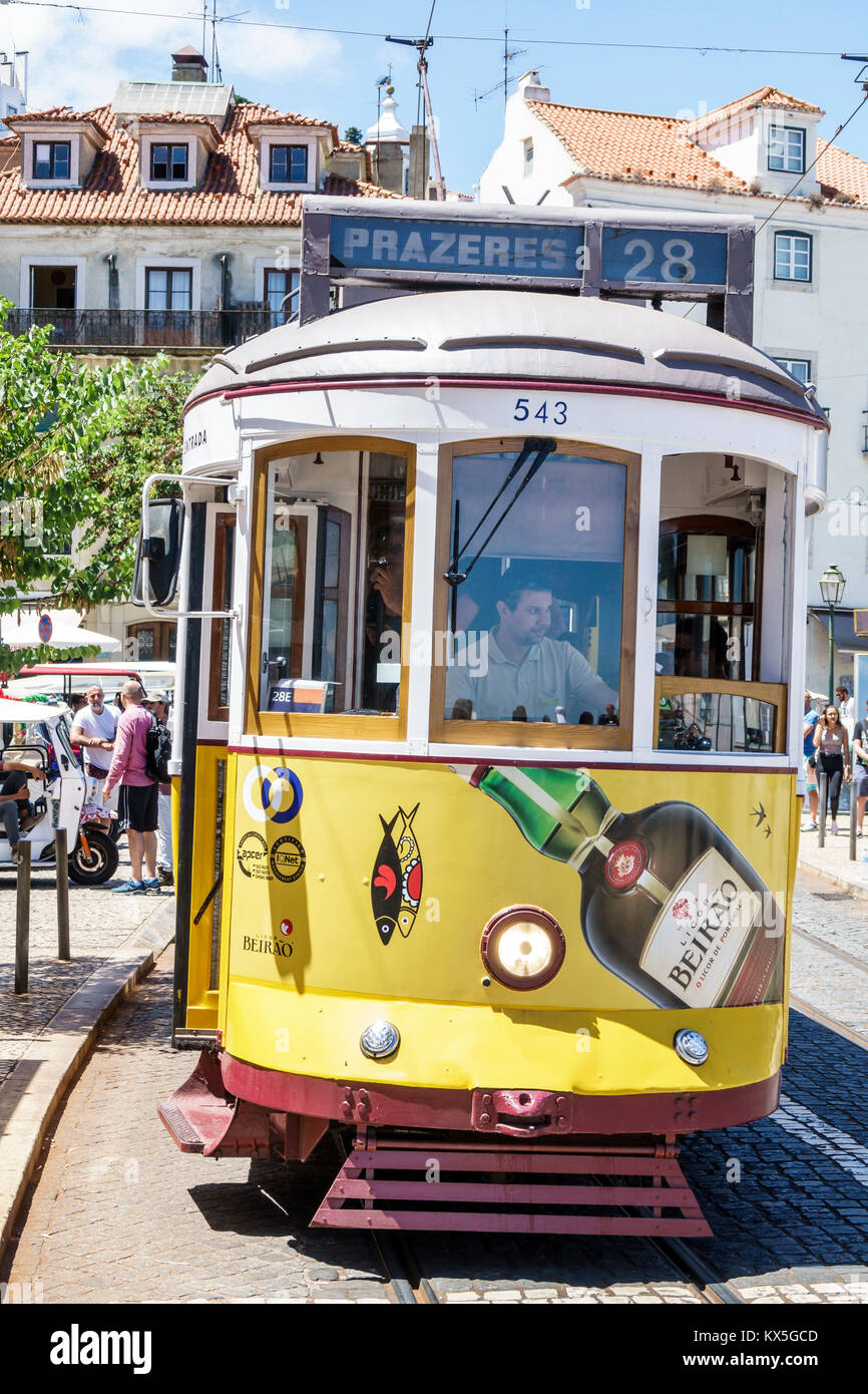 Lisbona Portogallo,Alfama,quartiere storico,tram 28,tram storico,vintage,autista,trasporto,ispanico,immigrati immigrati,portoghese,PT1707090 Foto Stock
