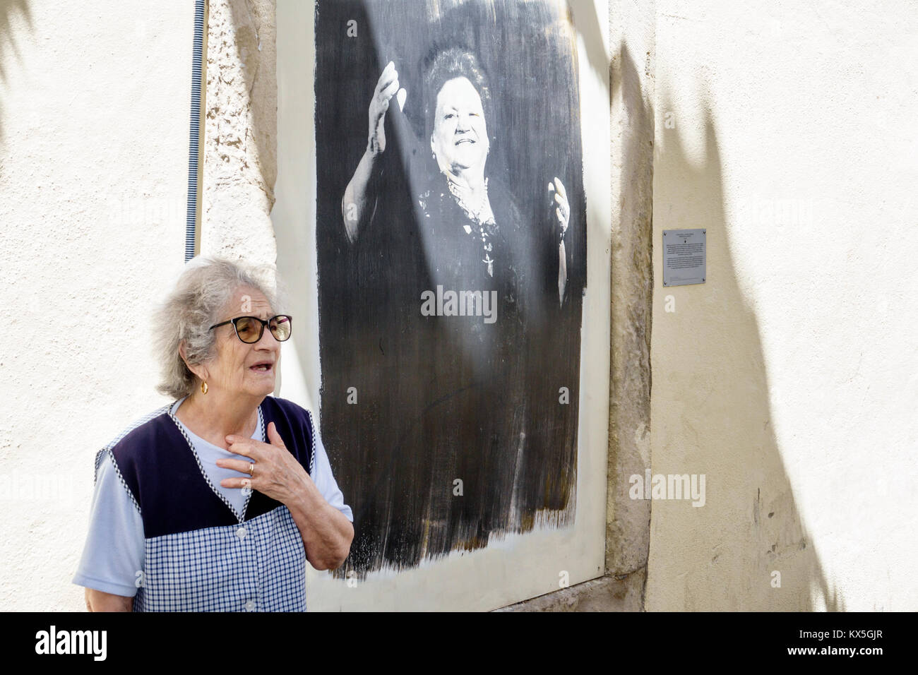 Lisbona Portogallo,centro storico,centro,Mouraria,ghetto moresco,quartiere medievale,marcatore storico,fado,musica tradizionale,cantante,Argentina Santos,donna f Foto Stock