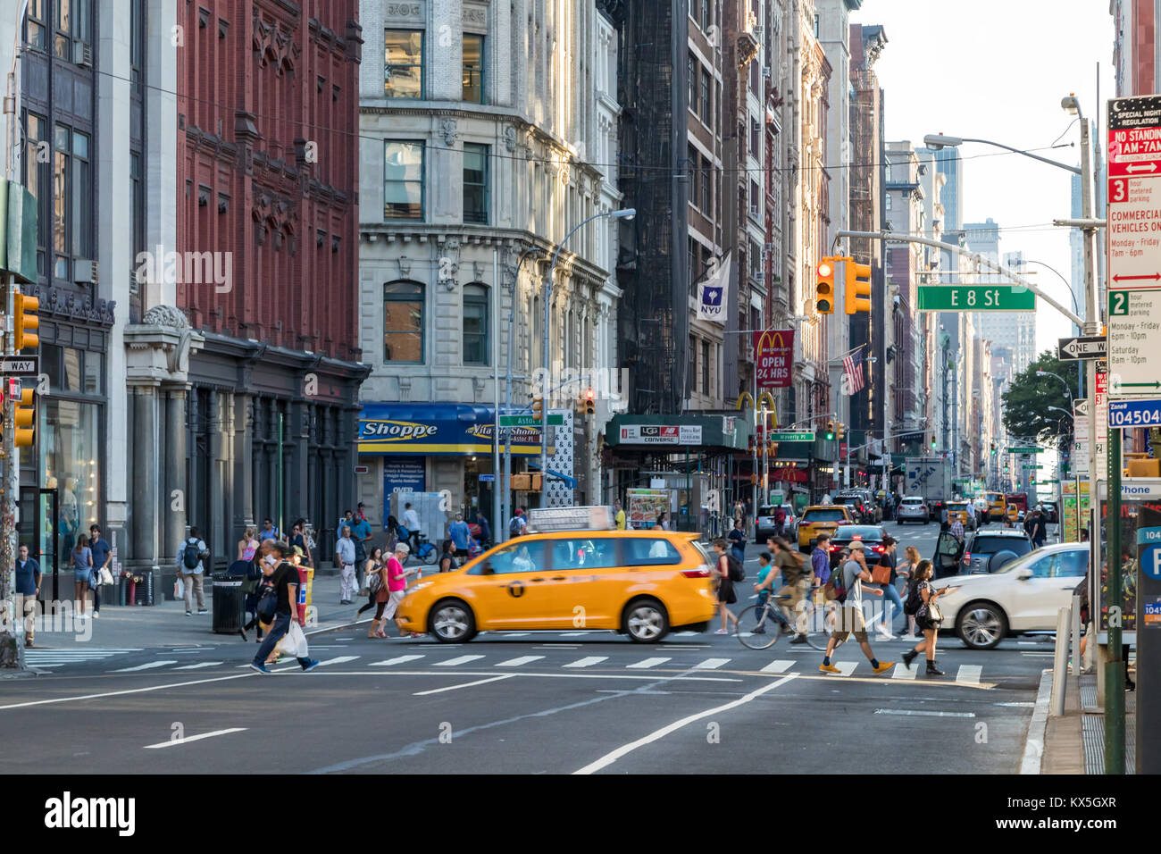 NEW YORK CITY - circa 2017: le persone e le automobili attraversare il trafficato incrocio di Broadway e 8th Street a Manhattan, New York City nel 2017. Foto Stock