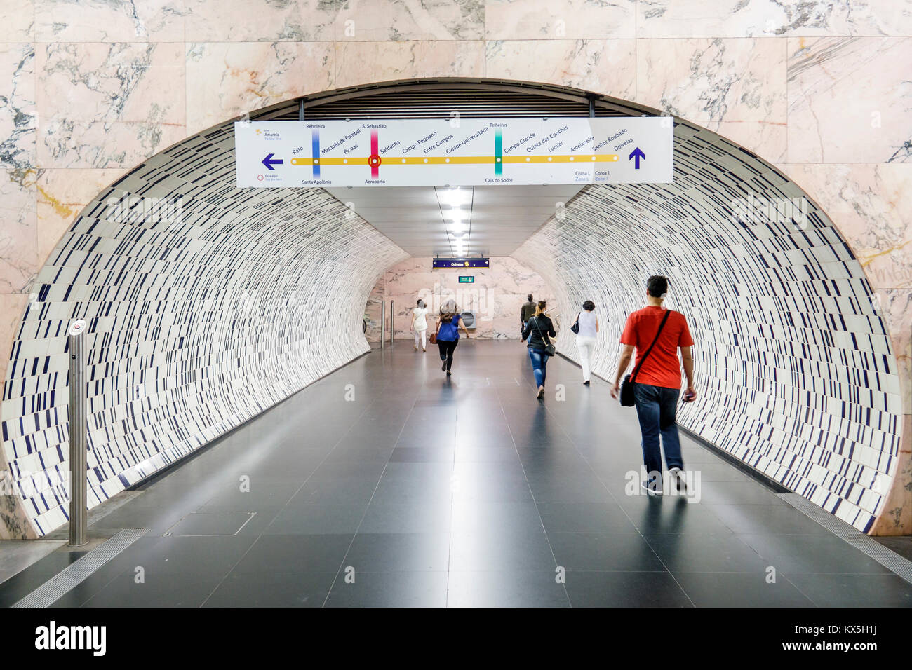 Lisbona Portogallo,Saldanha,Metro Lisboa,trasporto di massa,metropolitana,stazione,tunnel,azulejos,arte piastrelle,arco,cartello,direzione,passeggeri passeggeri motociclisti,walki Foto Stock