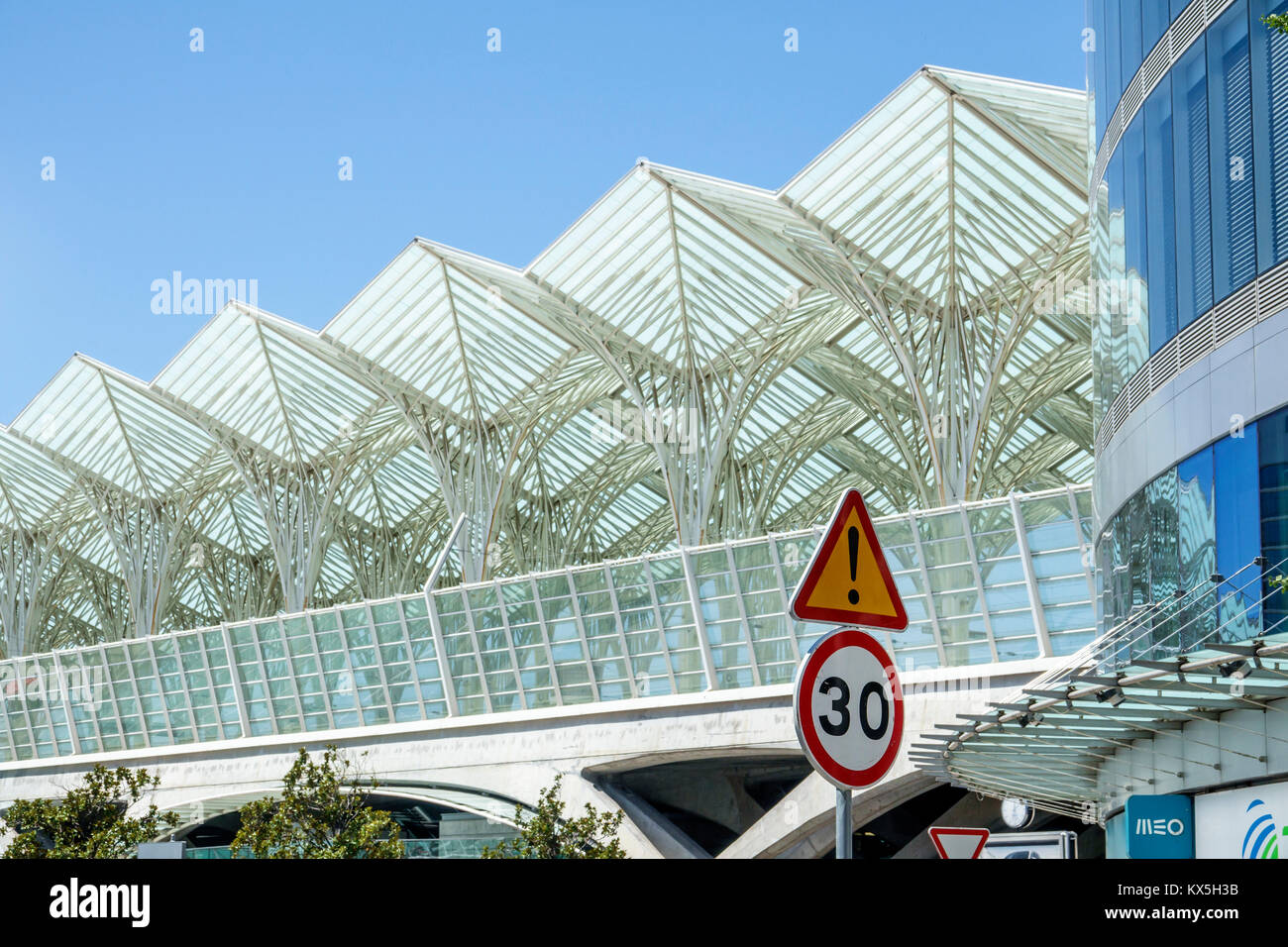 Lisbona Portugal,Oriente,Gare do Oriente,hub intermodale,trasporto,stazione,Santiago Calatrava,binario in metallo della piattaforma ferroviaria,architettura moderna,Hi Foto Stock