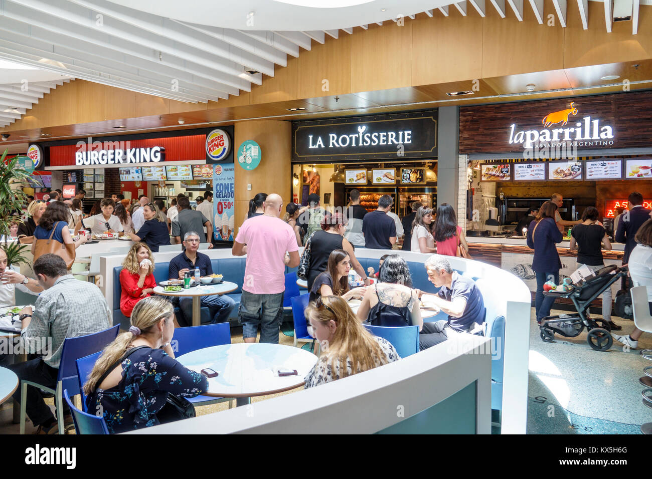 Lisbona Portugal,Oriente,Parque das Nacoes,Parco delle Nazioni,Centro commerciale Vasco da Gama,centro,centro commerciale,food Court plaza,uomo maschio,donna fem Foto Stock