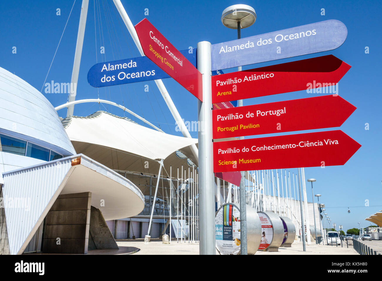 Lisbona Portogallo,fiume Tago,Oriente,Parque das Nacoes,Parco delle Nazioni,Alameda dos Oceanos,direzione,cartello,bilingue,Portoghese,Inglese,Ispanico,imm Foto Stock