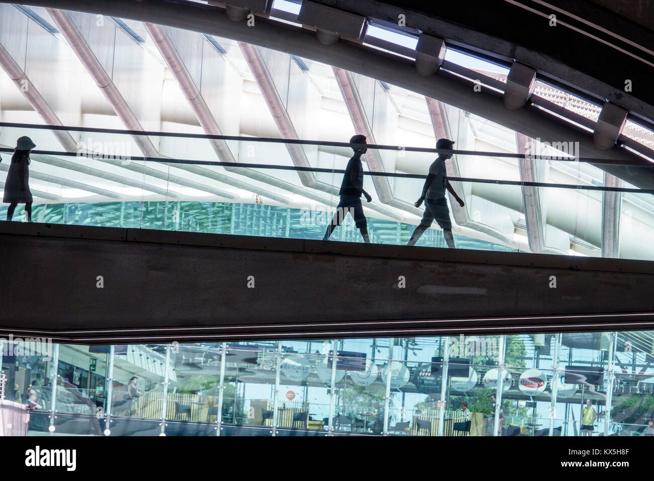 Lisbona Portogallo,Oriente,Gare do Oriente,centro intermodale,trasporto,stazione,Santiago Calatrava,architettura moderna,ponte pedonale,ragazzi,ragazze Foto Stock Lisbona Portogallo,Oriente,Gare do Oriente,centro intermodale,trasporto,stazione,Santiago Calatrava,architettura moderna,ponte pedonale,ragazzi,ragazze Foto Stock