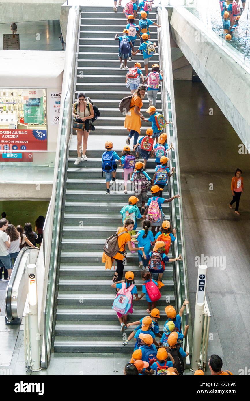 Lisbona Portogallo,Oriente,Parque das Nacoes,Parco delle Nazioni,Centro commerciale Vasco da Gama,centro,centro commerciale,scale,gita sul campo,escursione,scuola chil Foto Stock