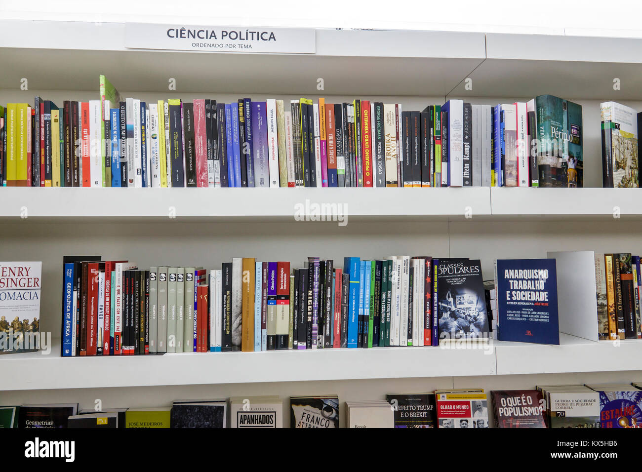 Lisbona Portogallo,Oriente,Parque das Nacoes,Parco delle Nazioni,Livraria Almedina,libreria,libreria,libri,scaffali,scienza politica,topic,subje Foto Stock