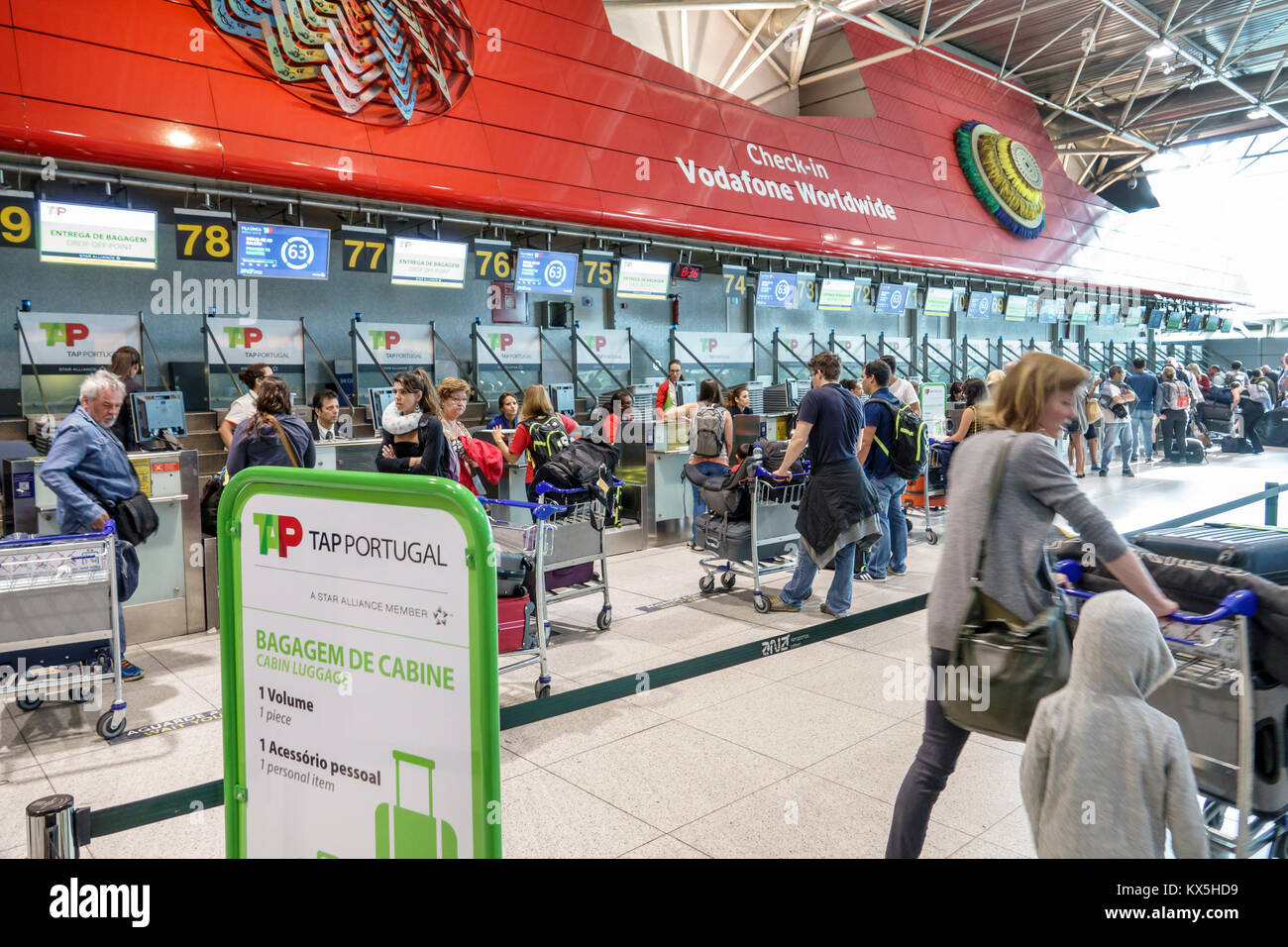 Lisbona Portogallo, aeroporto Humberto Delgado, aeroporto LIS Portela, terminal, TAP, Air Portugal, compagnia aerea, biglietteria, passeggeri rider RID Foto Stock