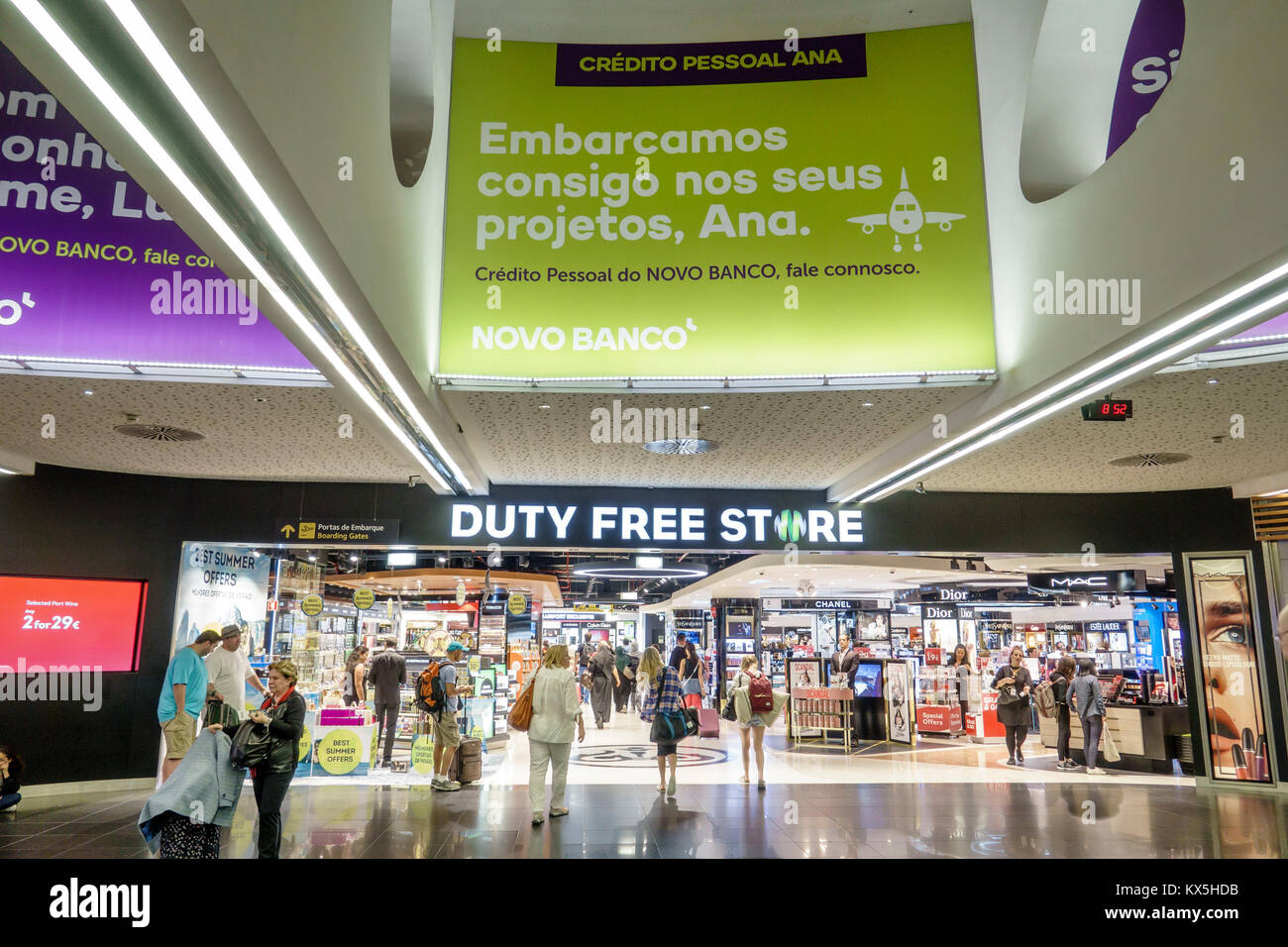 Lisbona, Portogallo, aeroporto Humberto Delgado, aeroporto LIS Portela, terminal, negozio duty free, cartello, ingresso, annuncio, shopping shopping shopping shopping shopping shopping, negozi, mercato Foto Stock