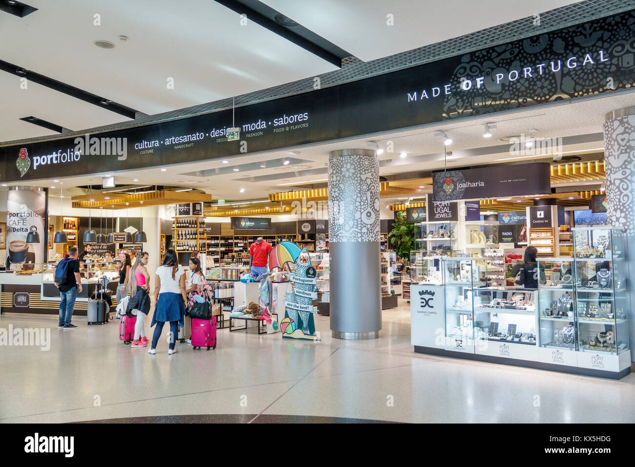 Lisbona Portogallo,Aeroporto Humberto Delgado,LIS,Aeroporto Â Portela,terminal,Portfolio,negozio,prodotti portoghesi,artigianato,shopping shopper negozio Foto Stock