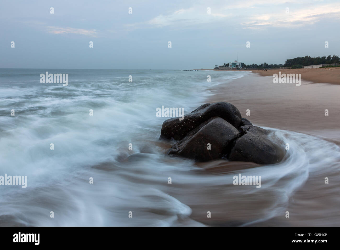 La tranquilla east coast beach durante l'inverno mattina a Mahabalipuram, Chennai, Tamilnadu, India. Foto Stock