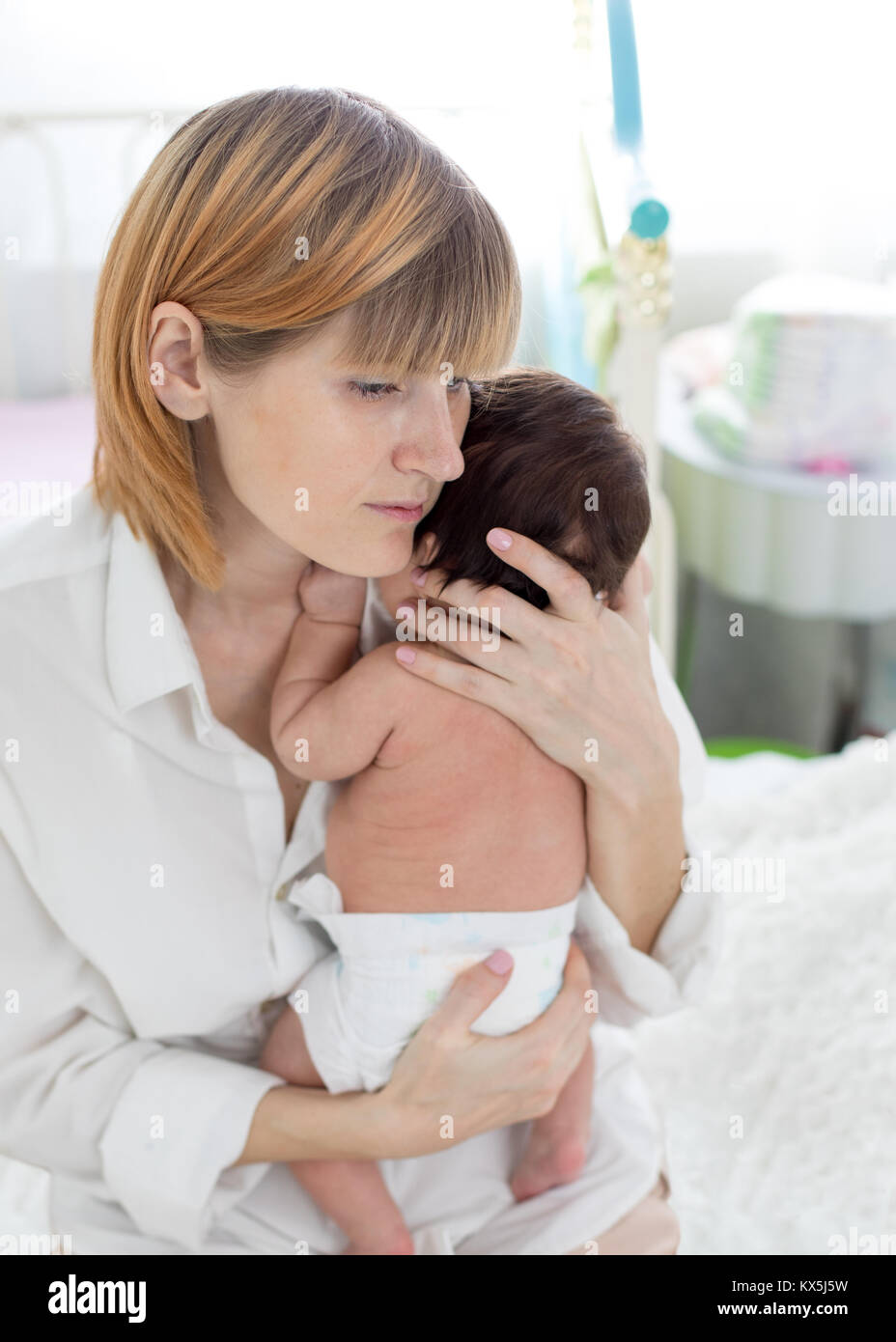 Madre abbracciando suo sonno neonato in mani Foto Stock