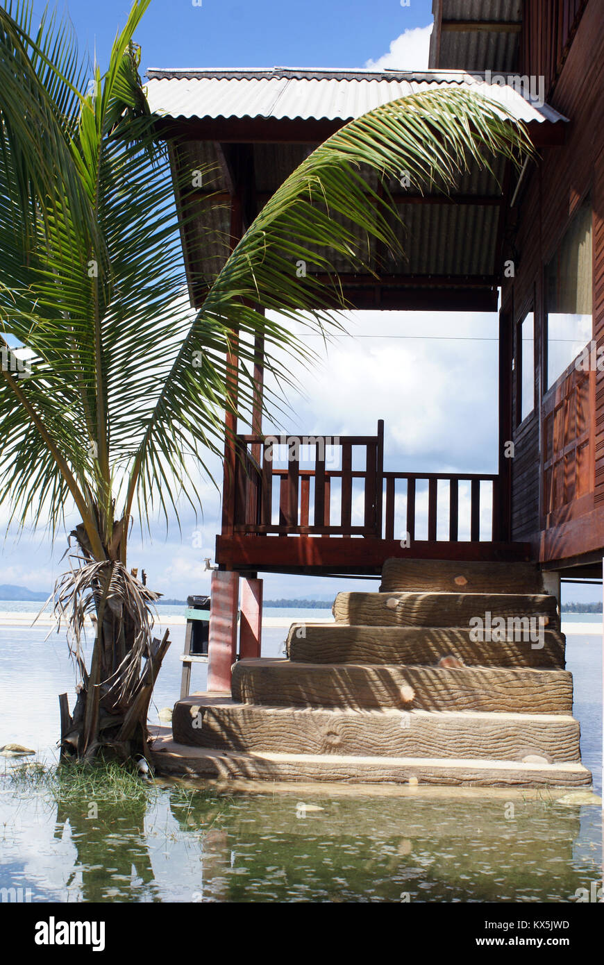 Casa e acqua sulla spiaggia di Cherating, Malaysia orientale Foto Stock